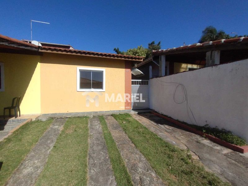 Vaga e frente da casa