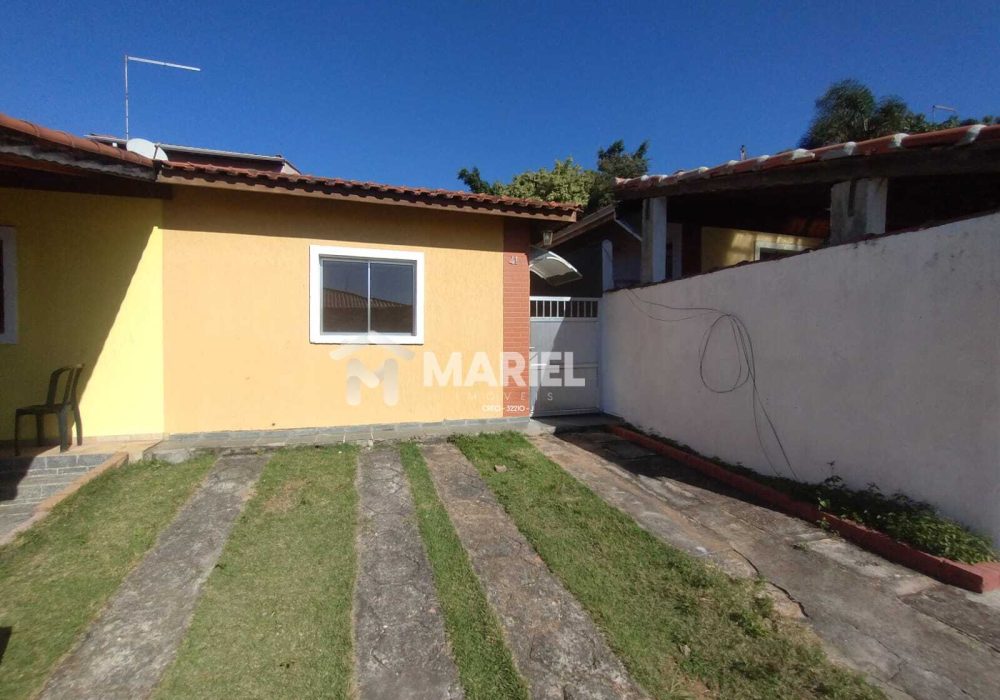 Vaga e frente da casa